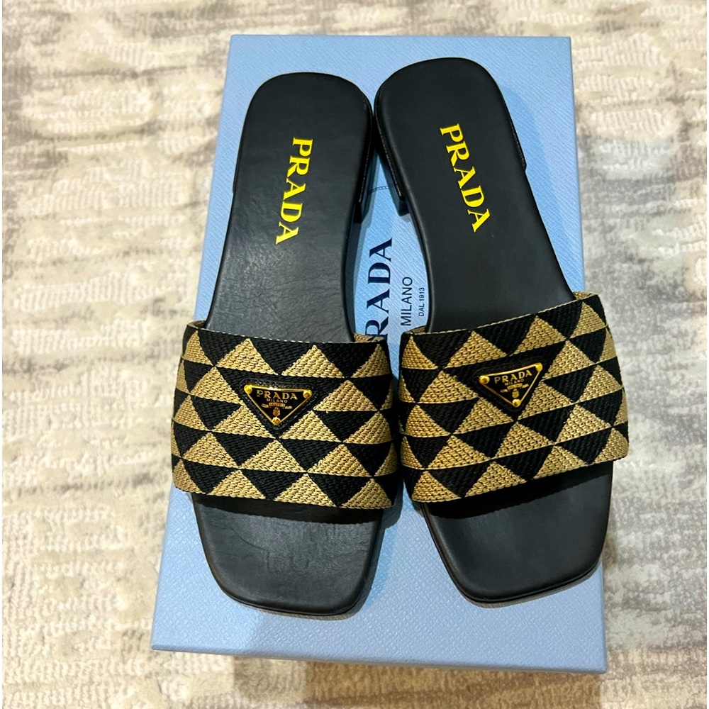 Prada Logo Slides - 7.5